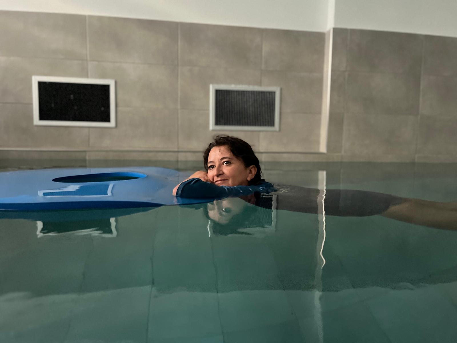 Isabelle Mayoral dans le bassin, accoudée au nénuphar